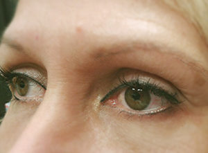 Eyeliner color negro hasta el lagrimal