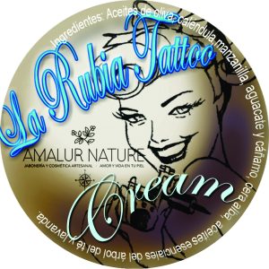 Composición natural 100%, antiséptica, cicatrizante, calmante y protectora. Textura muy untuosa y fácil de extender. En tres tamaños diferentes. Fabricada en España con Reg. Sanitario. Crema de curación de tattoo y micropigmentación
