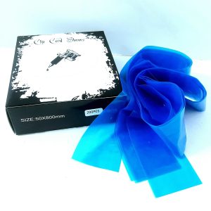 Caja de 250 fundas con apertura superior de la caja para dispesar fácilmente. Cada funda mide 5 x 80 cm, azul transparente.