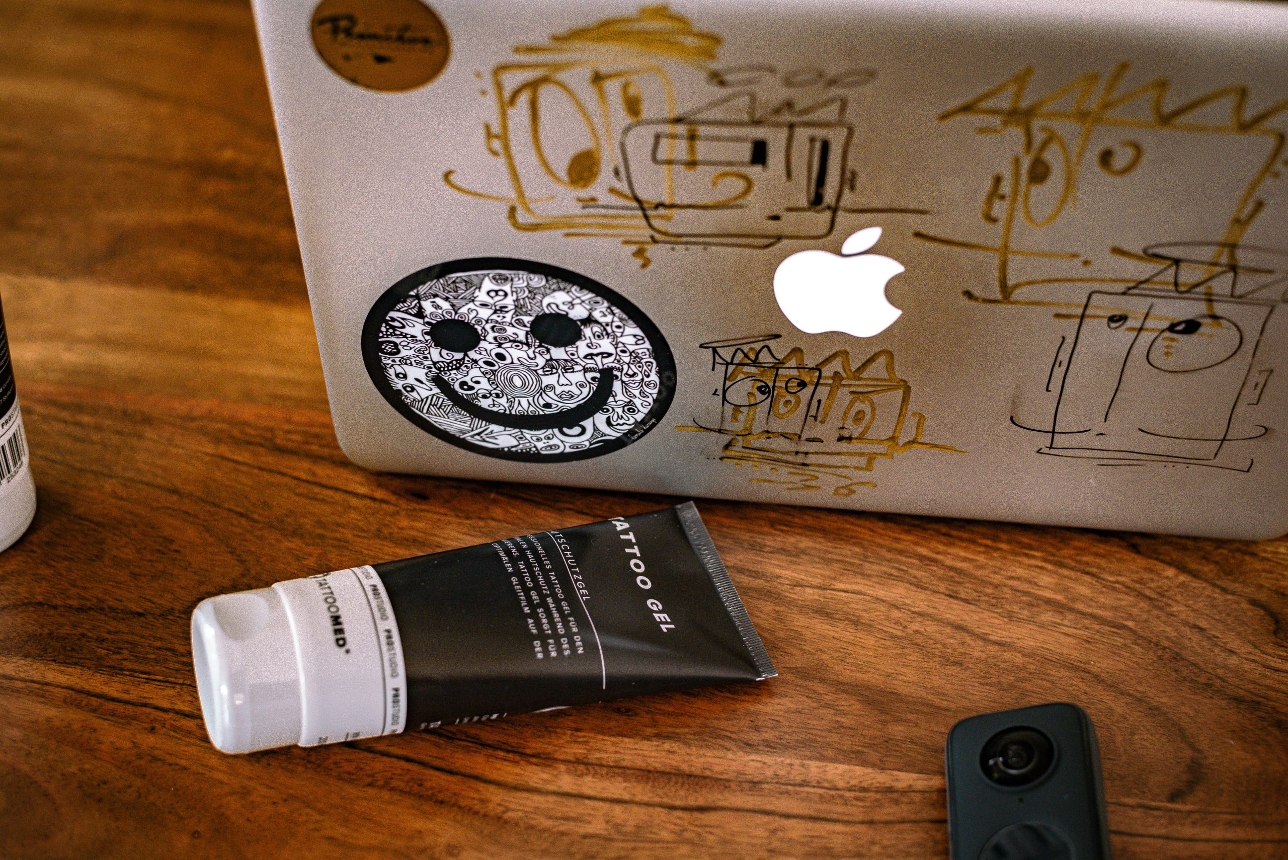 The skin protection gel with Pro Slide effect during tattooing Our professional tattoo gel for optimal skin protection during tattooinghaTattoo Gel provides the optimal sliding film on the skinonThose who have worked with Vaseline until now will love the new tattoo gels Tattoo gel keeps skin flexible during tattooing and allows excess ink to slide off aso you always have the best overview of your workenThe new tattoo gel is available in a handy tube of El gel protector de la piel con efecto Pro Slide durante el tatuaje Nuestro gel de tatuaje profesional para una protección óptima de la piel durante el tatuaje. Tattoo Gel proporciona la película deslizante óptima sobre la piel. A los que hasta ahora han trabajado con vaselina les encantará el nuevo gel para tatuajes. El gel para tatuajes mantiene la piel flexible durante el tatuaje y permite que la tinta sobrante se deslice, para que siempre tengas la mejor visión general de tu trabajo. El nuevo gel para tatuajes está disponible en un práctico tubo de 200 ml y puede utilizarse también como tratamiento posterior al tatuaje. El fresco aroma a lima y romero también tiene un efecto calmante. He aquí un breve resumen de todo lo que necesita saber: Protección óptima de la piel durante el tatuaje Proporciona una película lubricante óptima sobre la piel Efecto perla del exceso de tinta del tatuaje 100% vegano por efecto de deslizamiento Efecto calmante gracias a la lima y el romero Recomendación de uso: Aplique una capa fina en la zona que desea tatuar mientras cose. El proceso puede repetirse varias veces si es necesario.