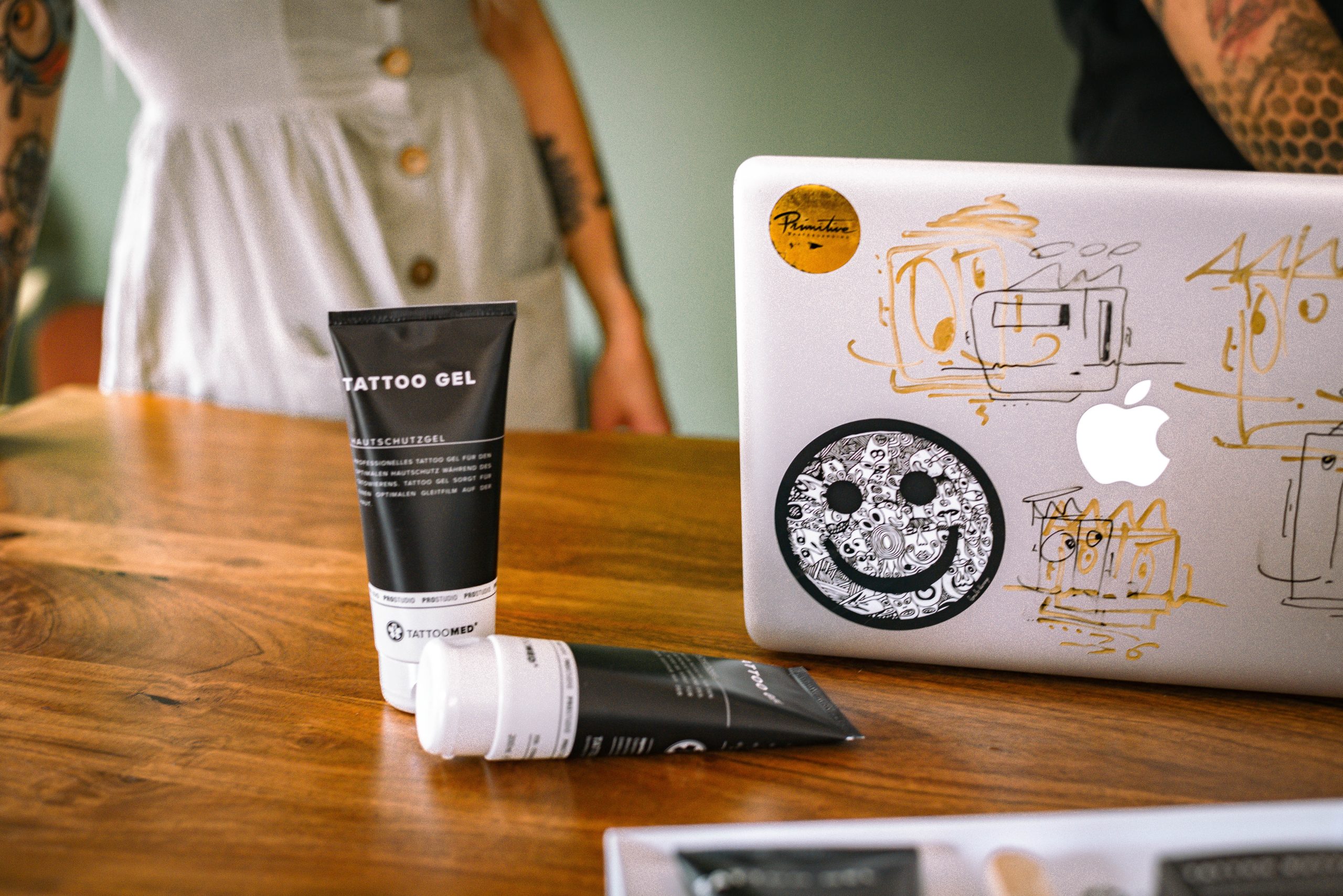 Gel for the tattoo artist during the tattoo process makes the work easier, calms redness, better ink cleanliness and slippage and skin protection.