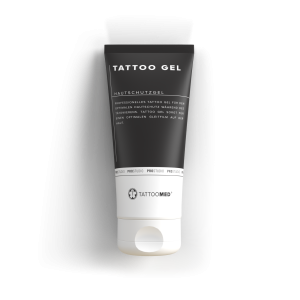 El gel protector de la piel con efecto Pro Slide durante el tatuaje Nuestro gel de tatuaje profesional para una protección óptima de la piel durante el tatuaje. Tattoo Gel proporciona la película deslizante óptima sobre la piel. A los que hasta ahora han trabajado con vaselina les encantará el nuevo gel para tatuajes. El gel para tatuajes mantiene la piel flexible durante el tatuaje y permite que la tinta sobrante se deslice, para que siempre tengas la mejor visión general de tu trabajo. El nuevo gel para tatuajes está disponible en un práctico tubo de 200 ml y puede utilizarse también como tratamiento posterior al tatuaje. El fresco aroma a lima y romero también tiene un efecto calmante. He aquí un breve resumen de todo lo que necesita saber: Protección óptima de la piel durante el tatuaje Proporciona una película lubricante óptima sobre la piel Efecto perla del exceso de tinta del tatuaje 100% vegano por efecto de deslizamiento Efecto calmante gracias a la lima y el romero Recomendación de uso: Aplique una capa fina en la zona que desea tatuar mientras cose. El proceso puede repetirse varias veces si es necesario.
