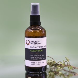 - Aporta hidratación y elimina el exceso de grasa. - Calma la piel. - Aporta a la piel nutrientes y vitaminas. Puede combinar este producto con nuestros rodillos faciales de piedras preciosas. Es apto para todo tipo de pieles. Fabricado en nuestra instalación de producción en Sheffield. Nota: pruebe en una zona pequeña de la piel, para testar si se produce alguna irritación en la piel. Modo de empleo: Ponga el tónico aproximadamente a 10-15cm de la cara, cierre los ojos y rocíe directamente sobre la piel.